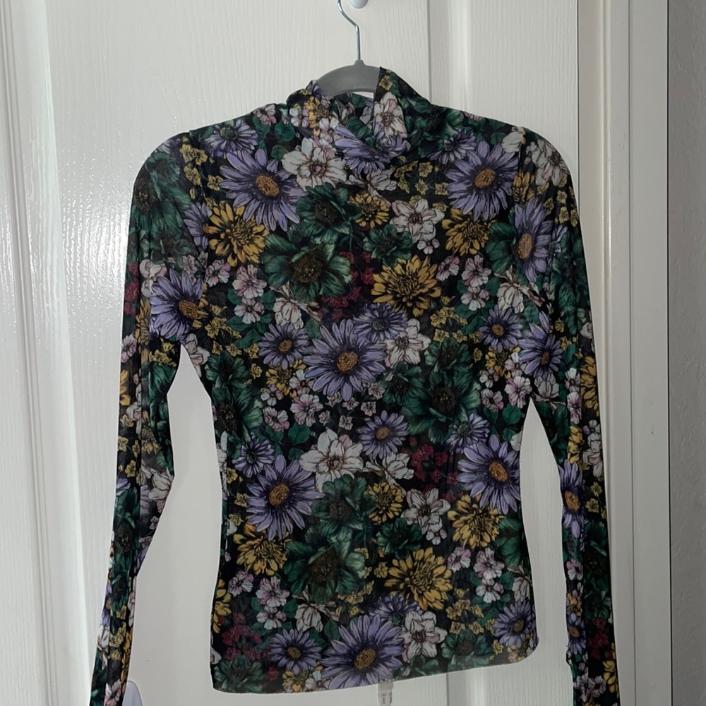 NEVER WORN Cute mesh flower turtle neck!